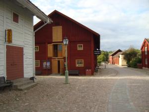 <img300*0:stuff/z/1/Gamla%2520Linkoping%2520and%2520the%2520search%2520for%2520Karna%2520mosse/DSC06059.JPG>