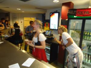 <img300*0:stuff/z/1/MovingInParty/DSC07100.JPG>