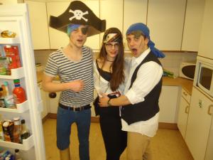 <img300*0:stuff/z/1/PiratePreParty/DSC07801.JPG>