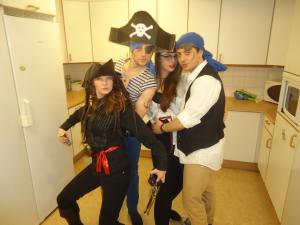 <img300*0:stuff/z/1/PiratePreParty/DSC07802.JPG>