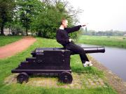 <img180*0:stuff/z/1/cannon_riding.jpg>
