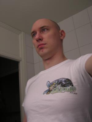 <imgl300*0:stuff/z/1/hedda%2520t-shirts/p1010008.jpg>