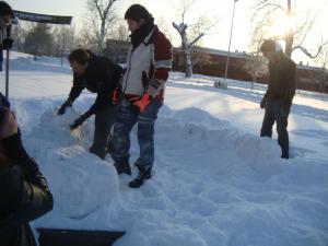 <img300*0:stuff/z/1/igloo%2520building/DSC08395.JPG>