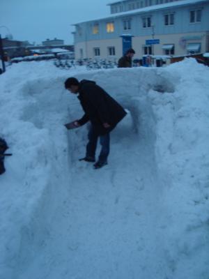 <img300*0:stuff/z/1/igloo%2520building/DSC08402.JPG>