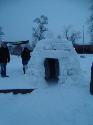 <img300*0:stuff/z/1/igloo%2520building/DSC08403.JPG>