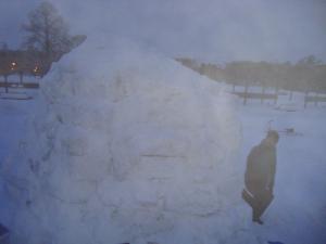 <img300*0:stuff/z/1/igloo%2520building/DSC08405.JPG>