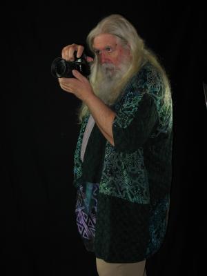 <img300*0:stuff/z/10620/1-1-09%2520Professor%2520%2526%2520Photographer%2520Poses/1-01-09%20087.jpg>