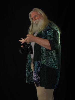 <img300*0:stuff/z/10620/1-1-09%2520Professor%2520%2526%2520Photographer%2520Poses/1-01-09%20098.jpg>