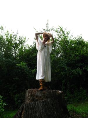 <img300*0:stuff/z/10620/Nicky%25206-10-09%2520White%2520Dress/6-10-09%20Nicky%20183.jpg>