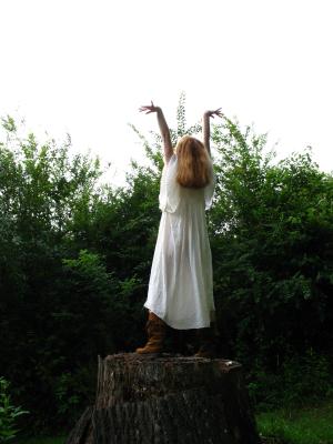 <img300*0:stuff/z/10620/Nicky%25206-10-09%2520White%2520Dress/6-10-09%20Nicky%20185.jpg>