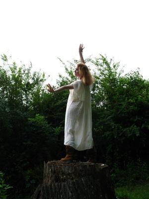 <img300*0:stuff/z/10620/Nicky%25206-10-09%2520White%2520Dress/6-10-09%20Nicky%20186.jpg>