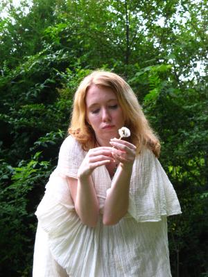 <img300*0:stuff/z/10620/Nicky%25206-10-09%2520White%2520Dress/6-10-09%20Nicky%20197.jpg>