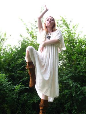 <img300*0:stuff/z/10620/Nicky%25206-10-09%2520White%2520Dress/6-10-09%20Nicky%20215.jpg>