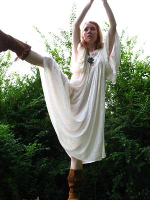 <img300*0:stuff/z/10620/Nicky%25206-10-09%2520White%2520Dress/6-10-09%20Nicky%20216.jpg>