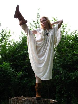 <img300*0:stuff/z/10620/Nicky%25206-10-09%2520White%2520Dress/6-10-09%20Nicky%20217.jpg>