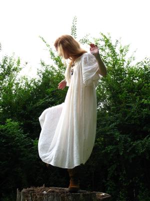 <img300*0:stuff/z/10620/Nicky%25206-10-09%2520White%2520Dress/6-10-09%20Nicky%20218.jpg>