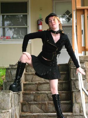 <img300*0:stuff/z/10620/Nicky%25206-11-09%2520Goth%2520at%2520Home/6-11-09%20Nicky%20041.jpg>