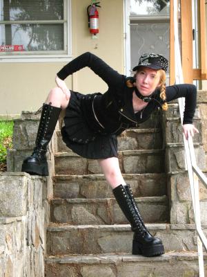 <img300*0:stuff/z/10620/Nicky%25206-11-09%2520Goth%2520at%2520Home/6-11-09%20Nicky%20042.jpg>