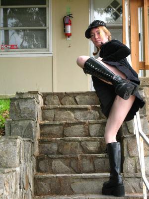 <img300*0:stuff/z/10620/Nicky%25206-11-09%2520Goth%2520at%2520Home/6-11-09%20Nicky%20044.jpg>