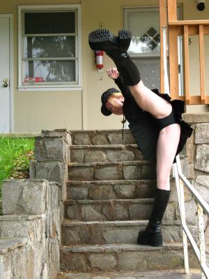 <img300*0:stuff/z/10620/Nicky%25206-11-09%2520Goth%2520at%2520Home/6-11-09%20Nicky%20046.jpg>