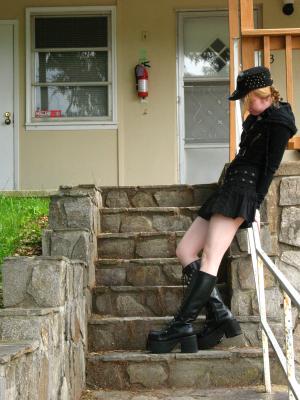 <img300*0:stuff/z/10620/Nicky%25206-11-09%2520Goth%2520at%2520Home/6-11-09%20Nicky%20047.jpg>
