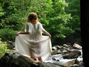<img300*0:stuff/z/10620/Nicky%25206-11-09%2520White%2520Dress%2520at%2520River/6-11-09%20Nicky%20601.jpg>