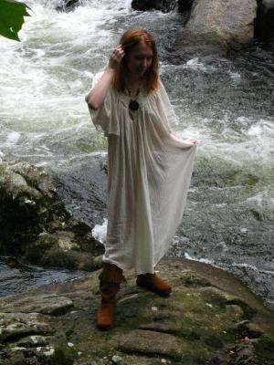 <img300*0:stuff/z/10620/Nicky%25206-11-09%2520White%2520Dress%2520at%2520River/6-11-09%20Nicky%20604.jpg>