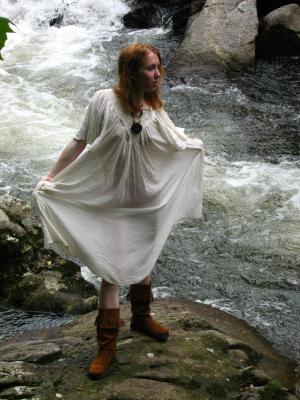 <img300*0:stuff/z/10620/Nicky%25206-11-09%2520White%2520Dress%2520at%2520River/6-11-09%20Nicky%20605.jpg>