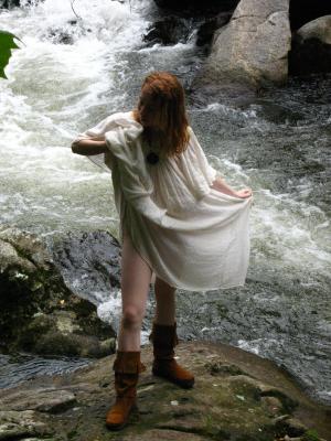 <img300*0:stuff/z/10620/Nicky%25206-11-09%2520White%2520Dress%2520at%2520River/6-11-09%20Nicky%20606.jpg>