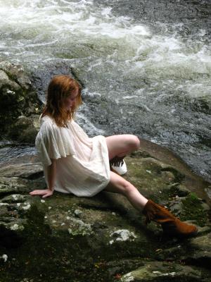 <img300*0:stuff/z/10620/Nicky%25206-11-09%2520White%2520Dress%2520at%2520River/6-11-09%20Nicky%20610.jpg>