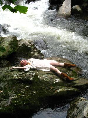 <img300*0:stuff/z/10620/Nicky%25206-11-09%2520White%2520Dress%2520at%2520River/6-11-09%20Nicky%20615.jpg>