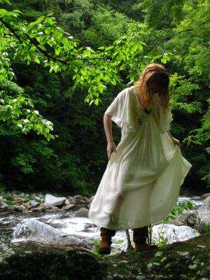 <img300*0:stuff/z/10620/Nicky%25206-11-09%2520White%2520Dress%2520at%2520River/6-11-09%20Nicky%20624.jpg>