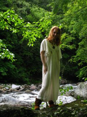 <img300*0:stuff/z/10620/Nicky%25206-11-09%2520White%2520Dress%2520at%2520River/6-11-09%20Nicky%20625.jpg>