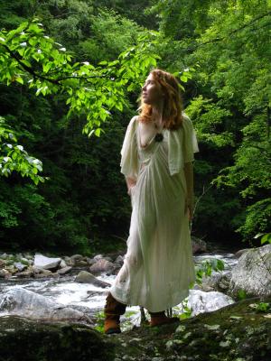 <img300*0:stuff/z/10620/Nicky%25206-11-09%2520White%2520Dress%2520at%2520River/6-11-09%20Nicky%20626.jpg>