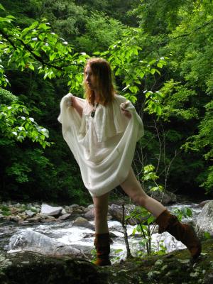 <img300*0:stuff/z/10620/Nicky%25206-11-09%2520White%2520Dress%2520at%2520River/6-11-09%20Nicky%20629.jpg>
