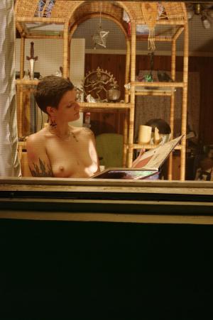 <img300*0:stuff/z/10620/Rae%2520Vouyre%2520Nude%2520July%252004-10/RVN%20July%2004-10%20041.jpg>