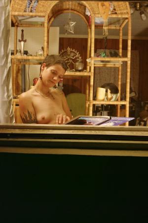 <img300*0:stuff/z/10620/Rae%2520Vouyre%2520Nude%2520July%252004-10/RVN%20July%2004-10%20042.jpg>