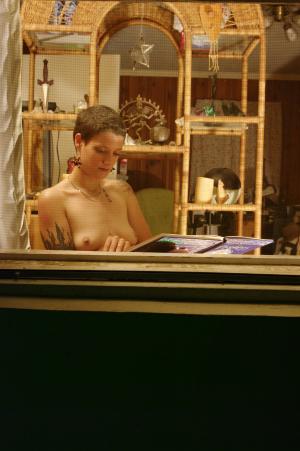 <img300*0:stuff/z/10620/Rae%2520Vouyre%2520Nude%2520July%252004-10/RVN%20July%2004-10%20044.jpg>