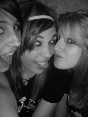 <img300*0:stuff/z/174046/more%2520pictures%2520of%2520Micah%2520and%2520her%2520Krew/i1216415246_2.jpg>