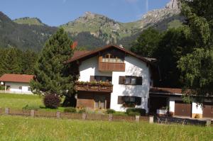<img300*0:stuff/z/187594/Buildings%2520of%2520Austria%2520and%2520Switzerland/IMGP0677.JPG>