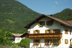 <img300*0:stuff/z/187594/Buildings%2520of%2520Austria%2520and%2520Switzerland/IMGP0694.JPG>