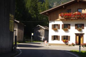 <img300*0:stuff/z/187594/Buildings%2520of%2520Austria%2520and%2520Switzerland/IMGP0810.JPG>