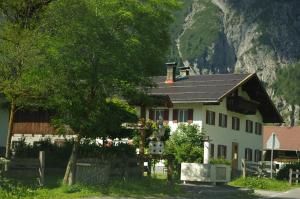 <img300*0:stuff/z/187594/Buildings%2520of%2520Austria%2520and%2520Switzerland/IMGP0816.JPG>