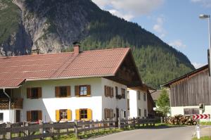 <img300*0:stuff/z/187594/Buildings%2520of%2520Austria%2520and%2520Switzerland/IMGP0817.JPG>