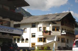 <img300*0:stuff/z/187594/Buildings%2520of%2520Austria%2520and%2520Switzerland/IMGP0853.JPG>