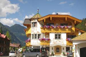 <img300*0:stuff/z/187594/Buildings%2520of%2520Austria%2520and%2520Switzerland/IMGP0872.JPG>