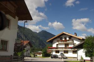 <img300*0:stuff/z/187594/Buildings%2520of%2520Austria%2520and%2520Switzerland/IMGP0881.JPG>