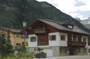 <img300*0:stuff/z/187594/Buildings%2520of%2520Austria%2520and%2520Switzerland/IMGP1071.JPG>