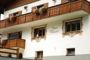 <img300*0:stuff/z/187594/Buildings%2520of%2520Austria%2520and%2520Switzerland/IMGP1072.JPG>