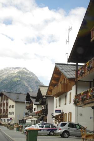 <img300*0:stuff/z/187594/Buildings%2520of%2520Austria%2520and%2520Switzerland/IMGP1089.JPG>